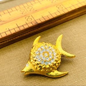 Small gold vintage fish brooch rhinestone 80s NOS